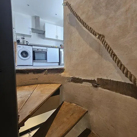 Duplex Atypique: Historic Retreat Near D-day Beaches Apartment *