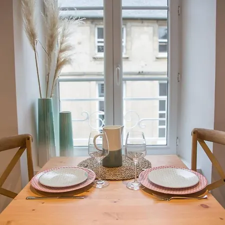 Duplex Atypique: Historic Retreat Near D-day Beaches *