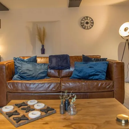 Duplex Atypique: Historic Retreat Near D-day Beaches Apartment *