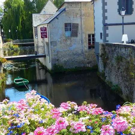 Duplex Atypique: Historic Retreat Near D-day Beaches Apartment Bayeux