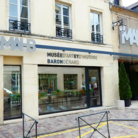 Duplex Atypique: Historic Retreat Near D-day Beaches *