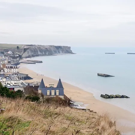Duplex Atypique: Historic Retreat Near D-day Beaches *